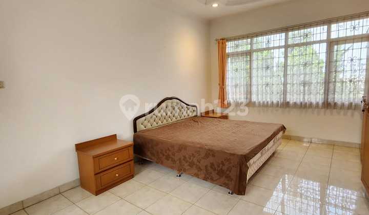 Rumah dengan Halaman Luas Siap Huni di Cipaku Bandung 2