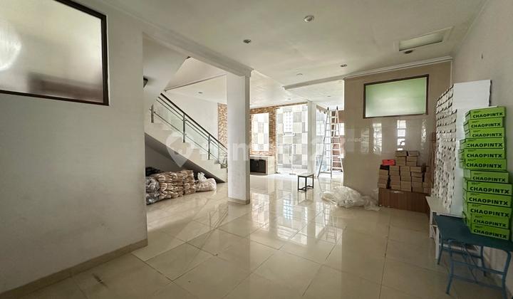 Rumah 3 Lantai Luas Strategis di Komplek Batununggal