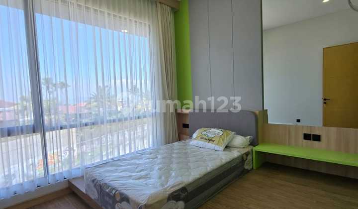 Rumah Baru 3 Lantai Strategis Dekat Patung Tangan di Setraduta