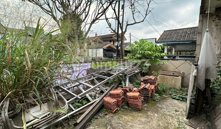 Rumah Tua Hitung Kavling Tanah di Komplek Perumahan Antapani