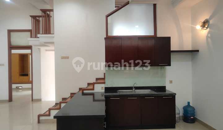 Rumah 2 Lantai Baru Renovasi di Kawasan Singgasana Bandung 2