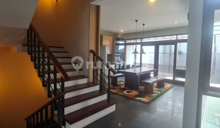 Rumah Mewah 3 Lantai Full Furnished di Setraduta