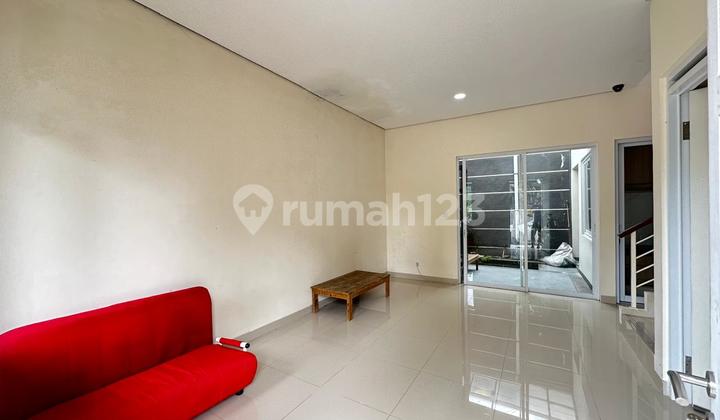 Rumah 2 Lantai Sejuk di Kawasan Sayap Setiabudi 2