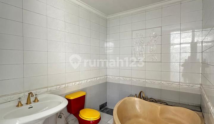 Rumah Luas 2 Lantai Terawat di Taman Sakura 2