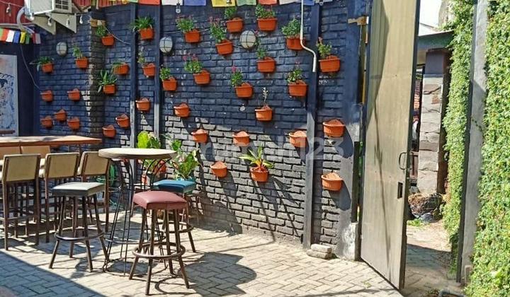 A Spacious House Can Serve as a Strategic Business Space on Sulanjana Street.