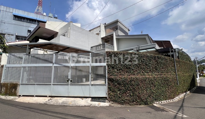 Dijual Rumah Bagus Terawat Lokasi Strategis di Setiabudi Bandung