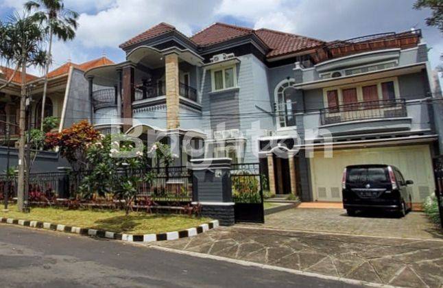 RUMAH MEWAH DENGAN KOLAM RENANG DI DIENG MALANG 1