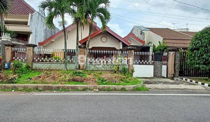 RUMAH DI JALAN BUAH BUAHAN DENGAN ROW JALAN 4 MOBIL 1