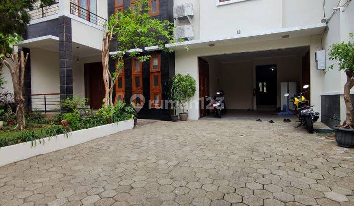 Rumah 2 Lantai Bagus SHM di Kemang, Jakarta Selatan 1