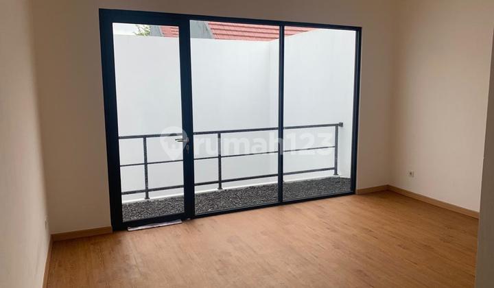 2-Story Ready-to-Occupy House in Meruya, West Jakarta - Strategic Location, Negotiable