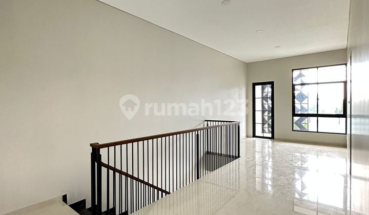 Rumah Baru Minimalis Siap Huni di Singgasana Pradana Bandung Rumah Baru Minimalis Siap Huni di Singgasana Pradana Bandung