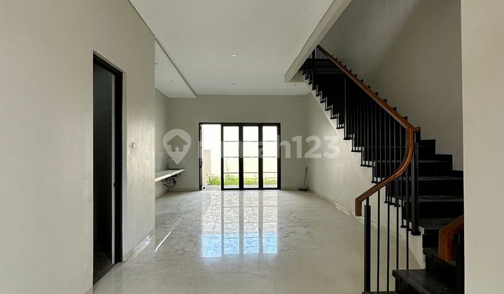 Rumah Baru 2 Lantai di Singgasana Pradana Bandung Rumah Baru 2 Lantai di Singgasana Pradana Bandung