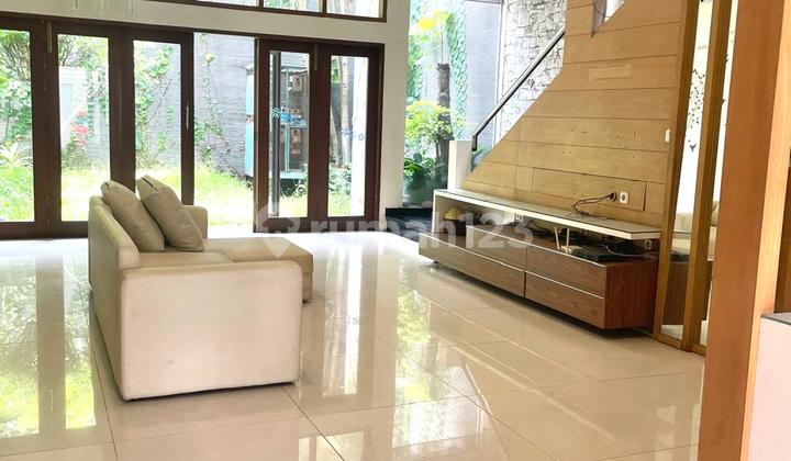 Rumah Lux Strategis di Singgasana Pradana Bandung