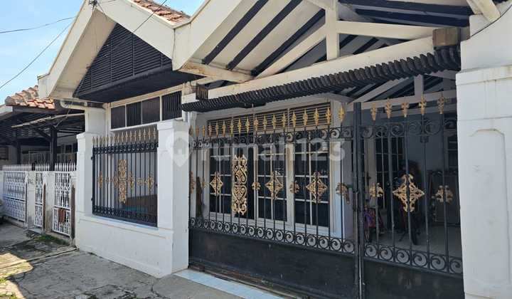 Comfortable Strategic House on Gumuruh Road Bandung