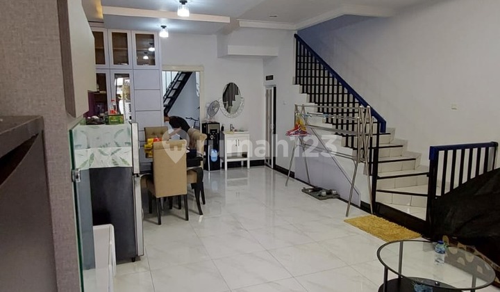 Disewa Rumah Hook di Taman Semanan, LT. 135M2, 2 KT, Furnished, 2 Lantai, Jakarta Barat