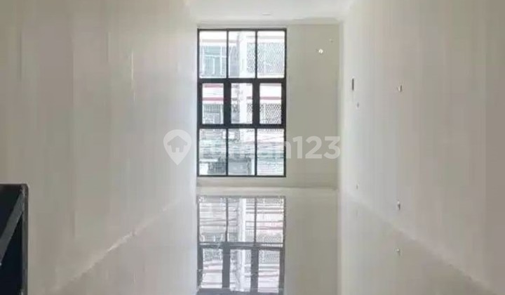 Rent a Strategic Shophouse in Kemanggisan Raya, West Jakarta 1