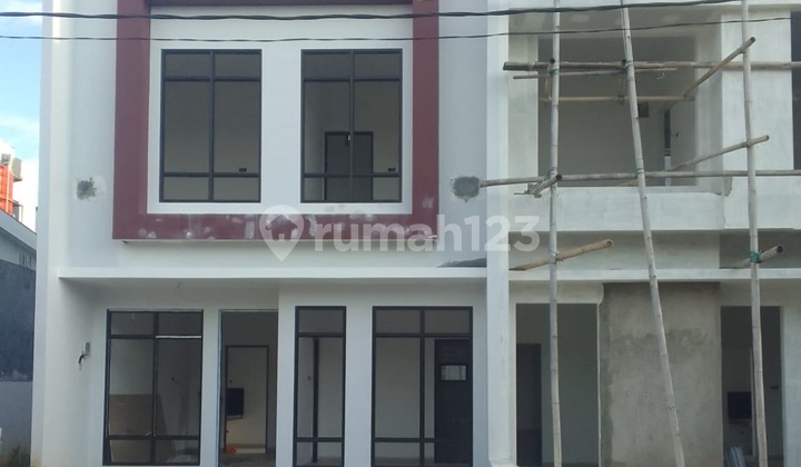 Rumah 2 Lantai Hertasning Baru Gowa Fasilitas Kolam Renang 1