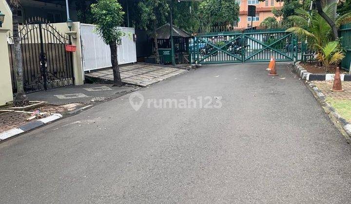 Rumah 3 lantai depan lapangan tennis Puri Indah 2