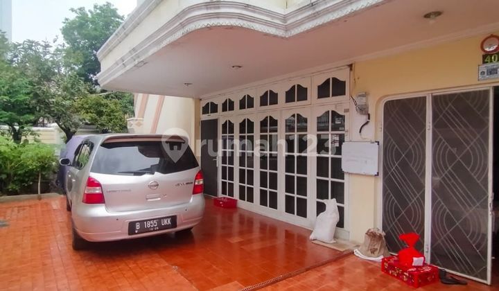 Rumah Hoek seberang sekolah BPK Penabur row jalan lebar 2