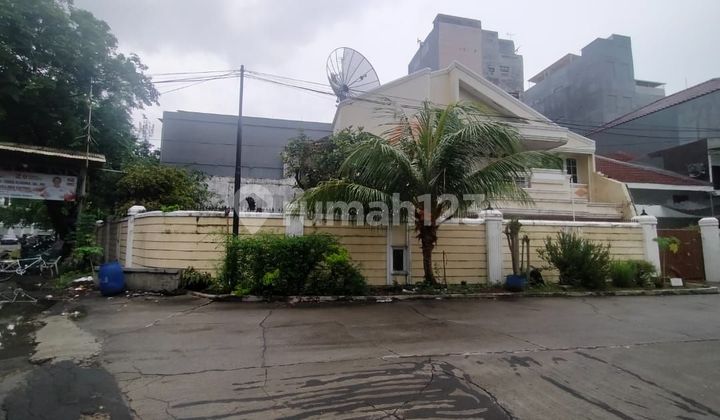 Hoek house across from BPK Penabur school on a wide road row