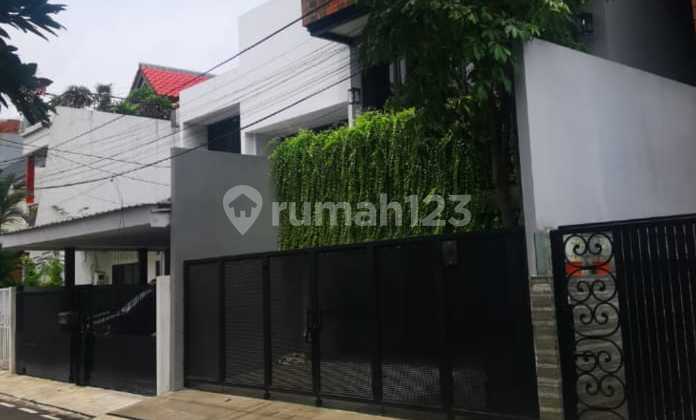 Rumah Brand New 3 Lantai Area Pondok Indah Plus Swimming Pool