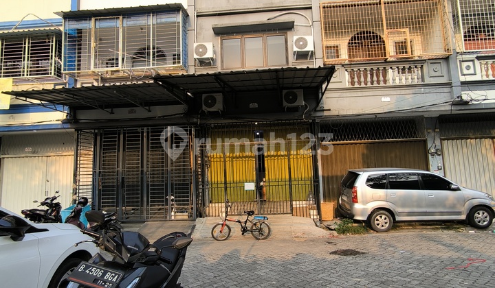 Rukan Plus Hunian 4 Lantai Punya Kamar 6 Hak Milik 