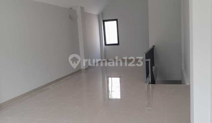 For Rent: New Shop House at Dicitra 8 Sunset Avenue, Facing the Lake