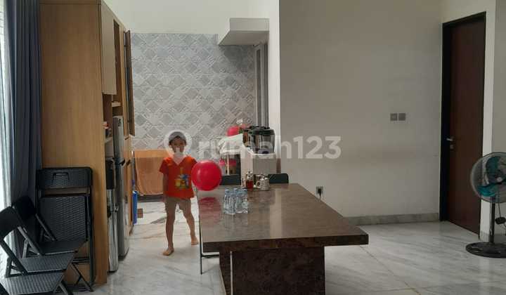 Dijual Rumah 2 Lantai Siap Huni Posisi Hook Parkir Luas