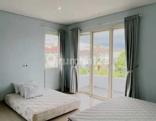 DIJUAL RUMAH MEWAH 3 LANTAI SEMI FURNIS IMPERIAL GOLF SENTUL CITY