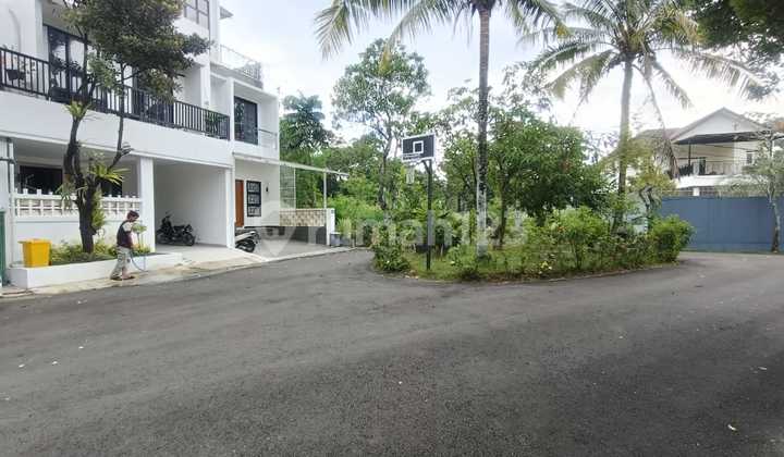 Disewa Rumah Mewah Tahunan 3 Lantai Furnish Siap Huni Sentul City 2