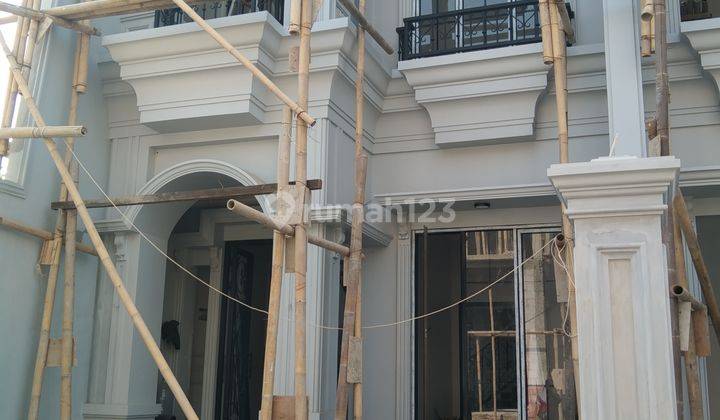 Rumah Megah Mewah Elegan 2 Lantai Siap Huni di Depok 1