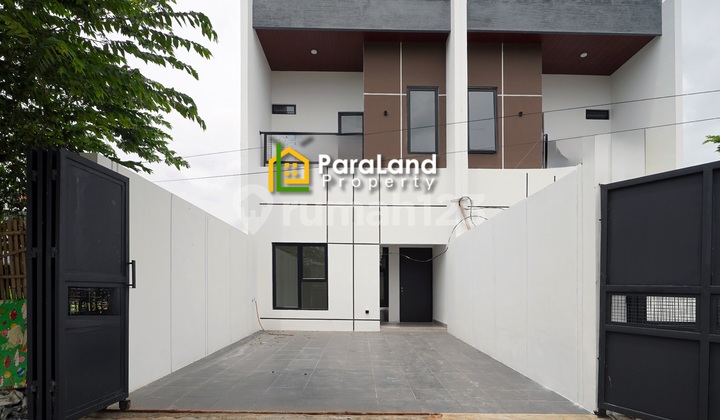 Rumah Baru Siap Huni, Bangunan 3 Lantai Akses Jalan 2 Mobil