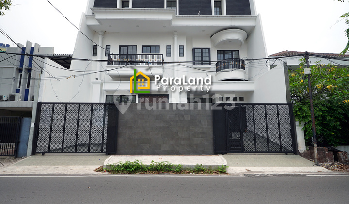Tomang Classic Modern House Lokasi Bagus Rumah 3 Lantai