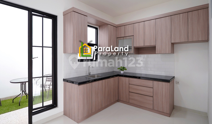 New House in a Complex in Meruya, Wide road access and still negotiable. 2