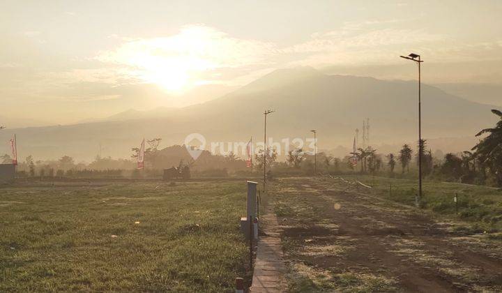 Pemandangan Pegunungan Yang Indah di Kavling Dengan Suasana Alami

 1