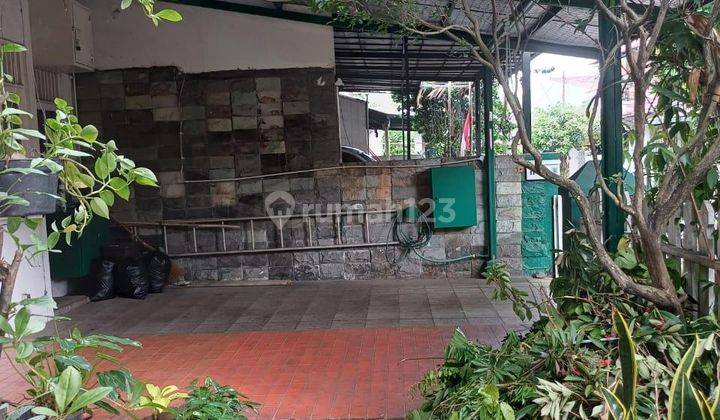 Dijual Rumah di Bintaro Jaya Sektor 2 Dengan Halaman Luas Posisi di Hook 1