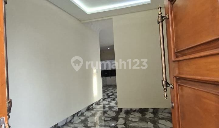 Rumah Mewah dengan Kolam Renang Dalam Perumahan di Bsd City 2