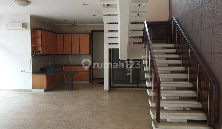 Rumah Siap Huni Ukuran Besar Lokasi Strategis Semi Furnished 1