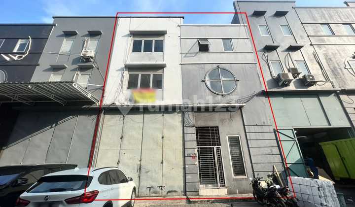 Gudang Elang Laut Terdapat Office dan Ruang buat Siaran