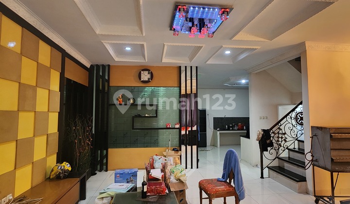 Rumah Disewakan Cakep Depan Taman 1