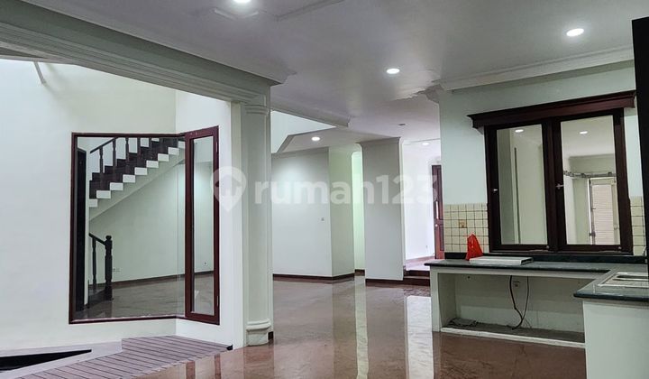 Villa Garden House in Meruya, Flood-Free, Carport for 2-3 Cars 2