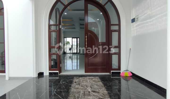 Rumah 3 floor private swimming pool  Carport  4 mobil di komplek Besar  10 menit ke jalan Tol  Andara. Dekat ke Cilandak 22