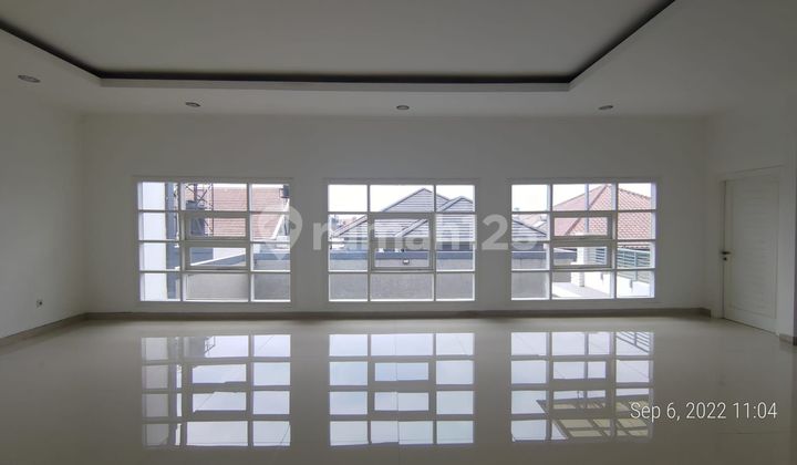 For rent: 3-story sultan house in Batununggal Indah.