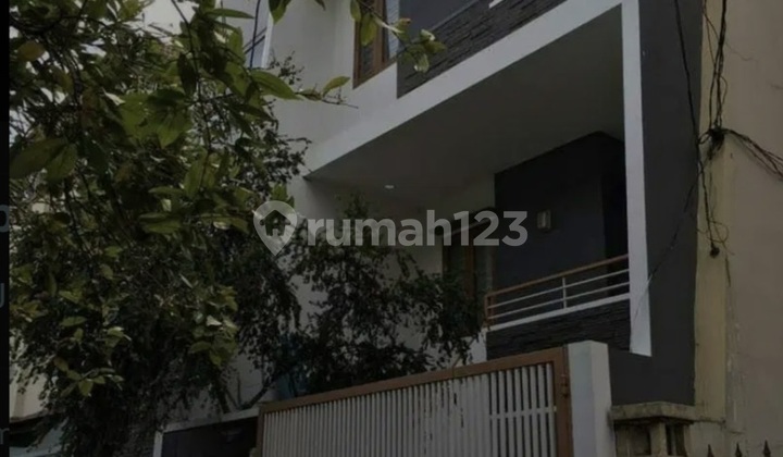 Rumah 4 Lantai Siap Huni di Tomang