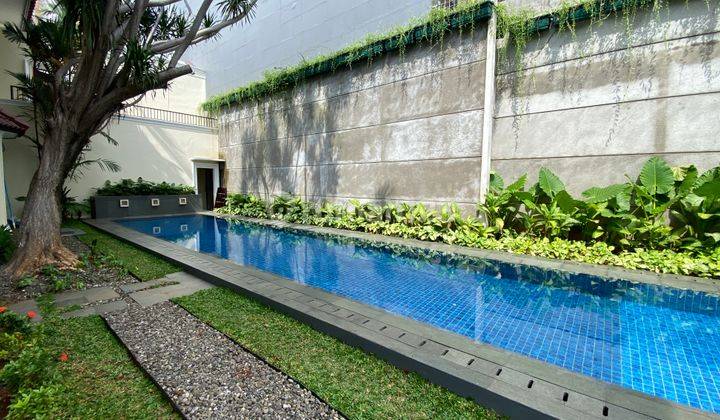 RUMAH MEWAH BARU DENGAN TAMAN YANG SANGAT LUAS DI KEBAYORAN BARU 1
