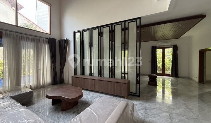 BEAUTIFUL AND MODERN HOUSE IN THE MEGA KUNINGAN AREA