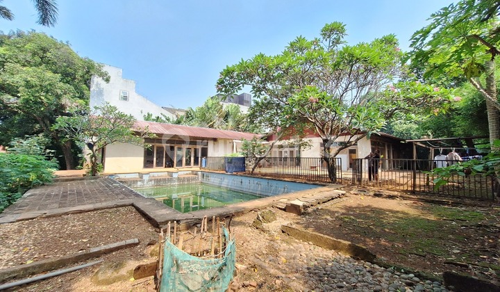 For Rent: House Suitable for Warehouse, Clinic Business, as well as Indomart, Flood-Free and Strategic Location, Wide Street, 600 Meters to Jorr Toll Road and Desari Toll Road.