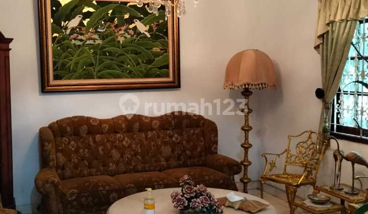 RUMAH LAMA TERAWAT DI MENTENG JAKARTA PUSAT