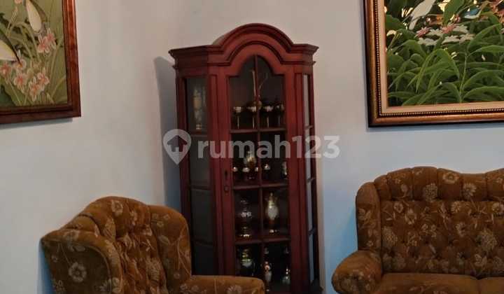 RUMAH LAMA TERAWAT DI MENTENG JAKARTA PUSAT 2