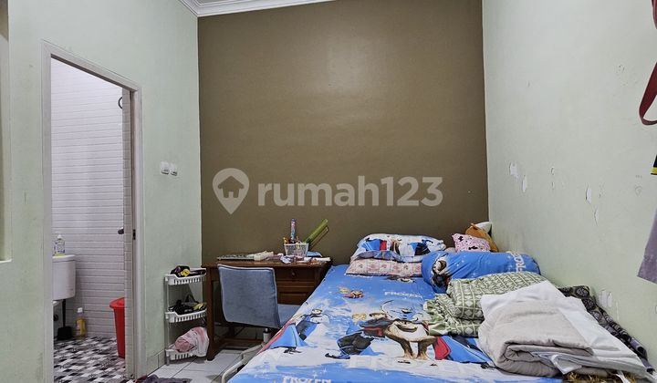 Kencana Loka BSD, house in neat and well-maintained condition, strategic location near the station. 2